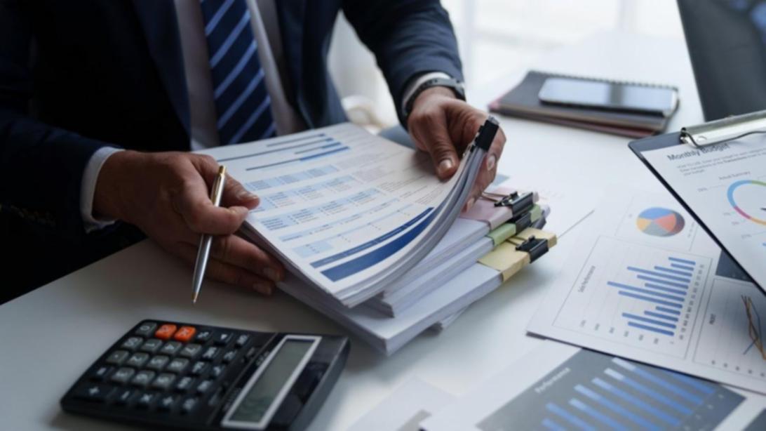 Contextual business data comparison